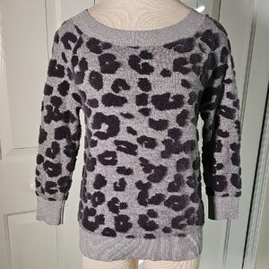 Gray‎ Leopard Print Women's pop Over Sweater. Size XS. Textured. So Soft